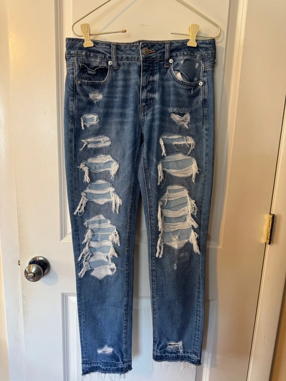 American eagle women’s extreme distressed‎ denim jeans size 2